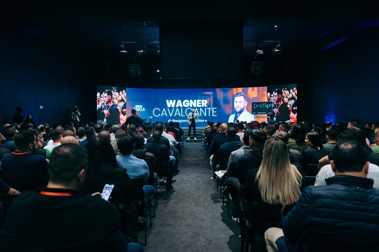 Wagner participando de painel